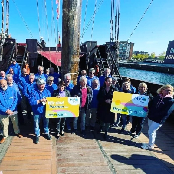 /bilder/EAK-Uebergabe-Poeler-Kogge_April-2022-2.jpeg /bilder/EAK-Uebergabe-Poeler-Kogge_April-2022-2.jpeg