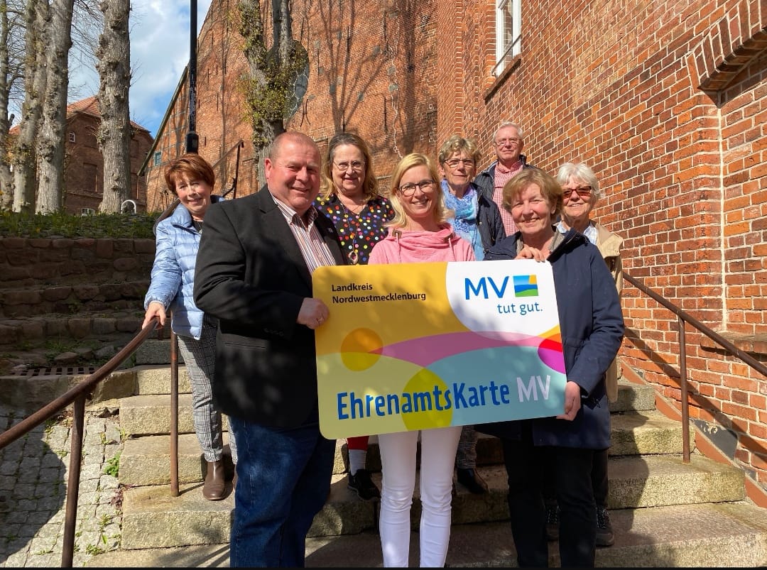 /bilder/EAK-Uebergabe_Weisser-Ring-NWM_April-2022.jpeg