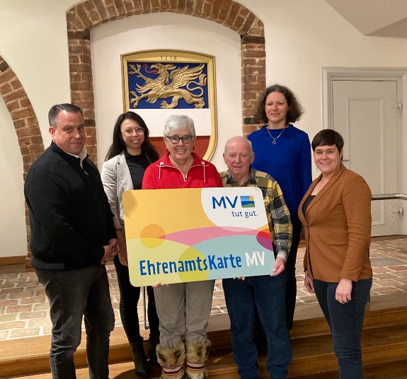 /bilder/newsbilder/Uebergabe-EhrenamtsKarte-MV-05.12.2023-Seniorenbeirat-Rostock.jpeg /bilder/newsbilder/Uebergabe-EhrenamtsKarte-MV-05.12.2023-Seniorenbeirat-Rostock.jpeg