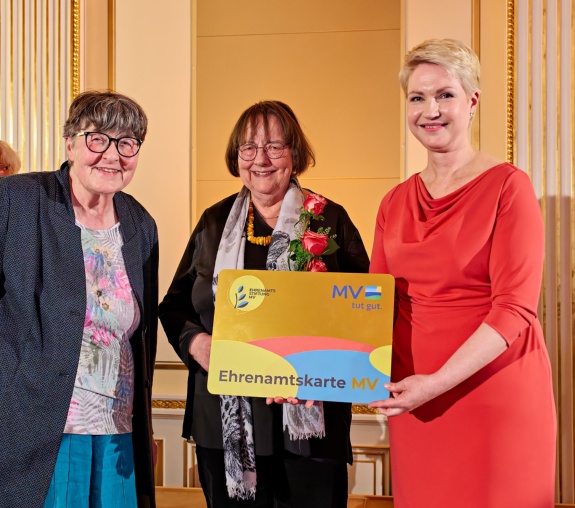 /bilder/newsbilder/1.-Goldene-Ehrenamtskarte-Sylvia-Rueting.jpg