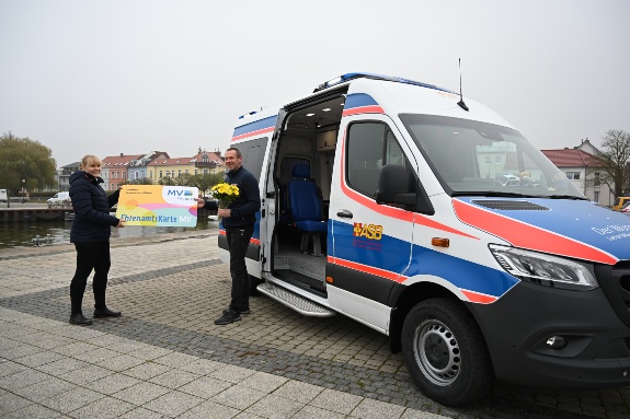 /bilder/newsbilder/20221201_Wuenschewagen-Fahrer-erhaelt-EhrenamtsKarte-MV.JPG