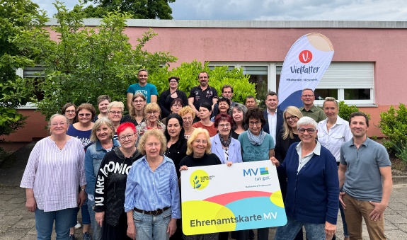 /bilder/newsbilder/2025-06-05-Vielfalter-gGmbH-EAK-Uebergabe.jpg