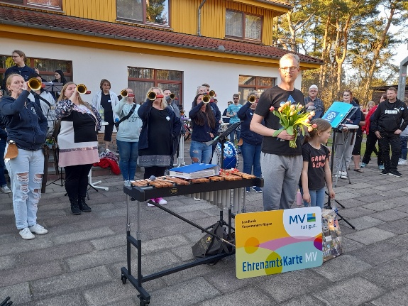 /bilder/newsbilder/Andreas-Luebke-mit-Spielmannszug-g.jpg
