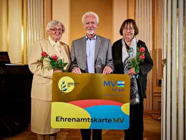 Gruppenfoto-Goldene-Ehrenamtskarte.